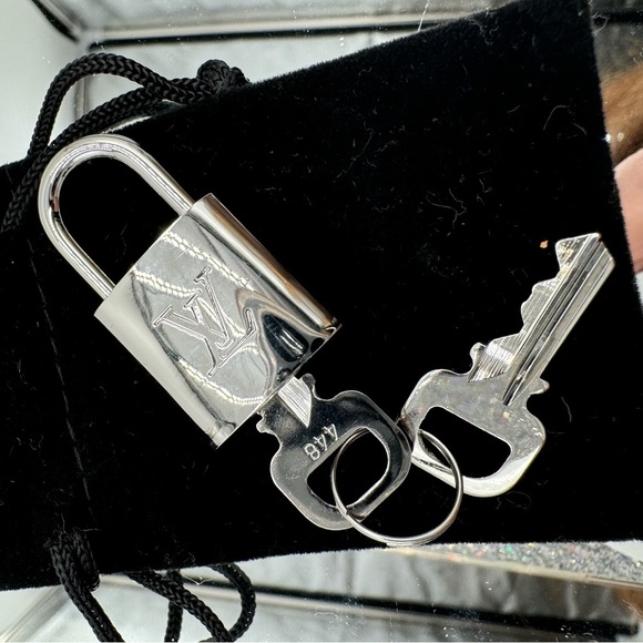 Louis Vuitton - super shiny brand new silver rare Lock and key #448 - Picture 2 of 7